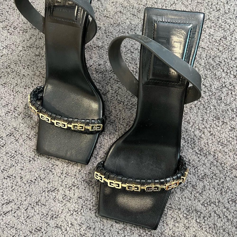 G Woven sandals in leather

Givenchy Black Open Toed Sandals.